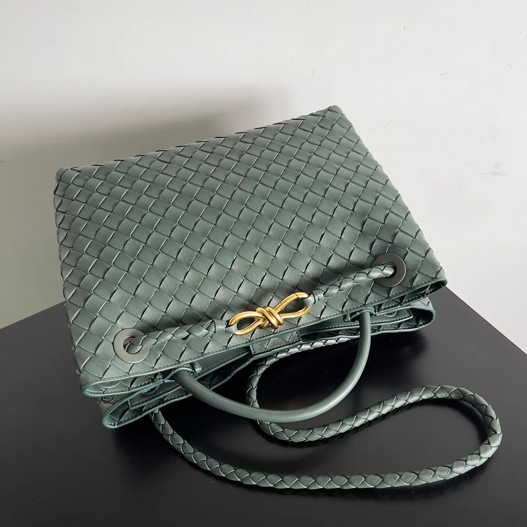 The 2023 new Andiamo batch of 2260 BV has been shipped‼ ️Really popular🔥The new Andiamo woven handbag launched by Bottega Veneta this season is really popular all over the world! ! Celebrities at home and abroad have worn it, and Oscar-winning actress Michelle Yeoh has taken it out on the street. Song Jia, Trai Yara, Yu Feihong, Sanji Ayaka, Rosie Hunting-Whiteley, Yoshioka Riho, etc. have all picked up this bag. It is classic and versatile, showing off its temperament, and the bag capacity is also large, which is very convenient for daily commuting! ! A variety of carrying methods, the shoulder straps can be adjusted by yourself, the original lambskin feels soft and delicate, and the unisex style breaks the gender boundaries and brings a more practical and long-lasting use experience. Andiamo, which has both elegant and casual styles, perfectly interprets the true appearance of "fashionable old money style". Style number: 743572 Size: 32*24*12